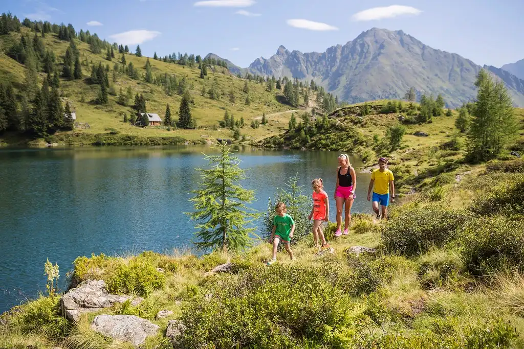 Familienwanderung am Bergsee